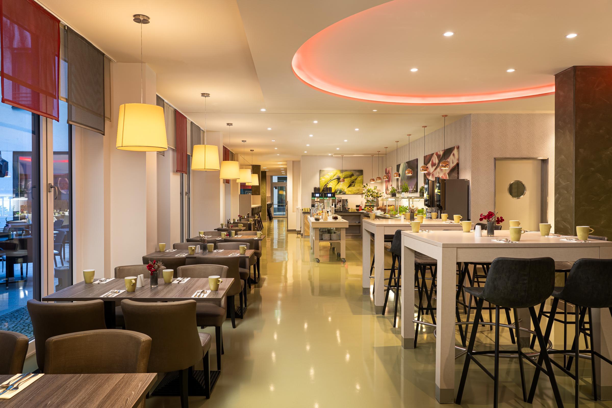 Leonardo Hotel Berlin Mitte Esterno foto Breakfast buffet at a modern hotel