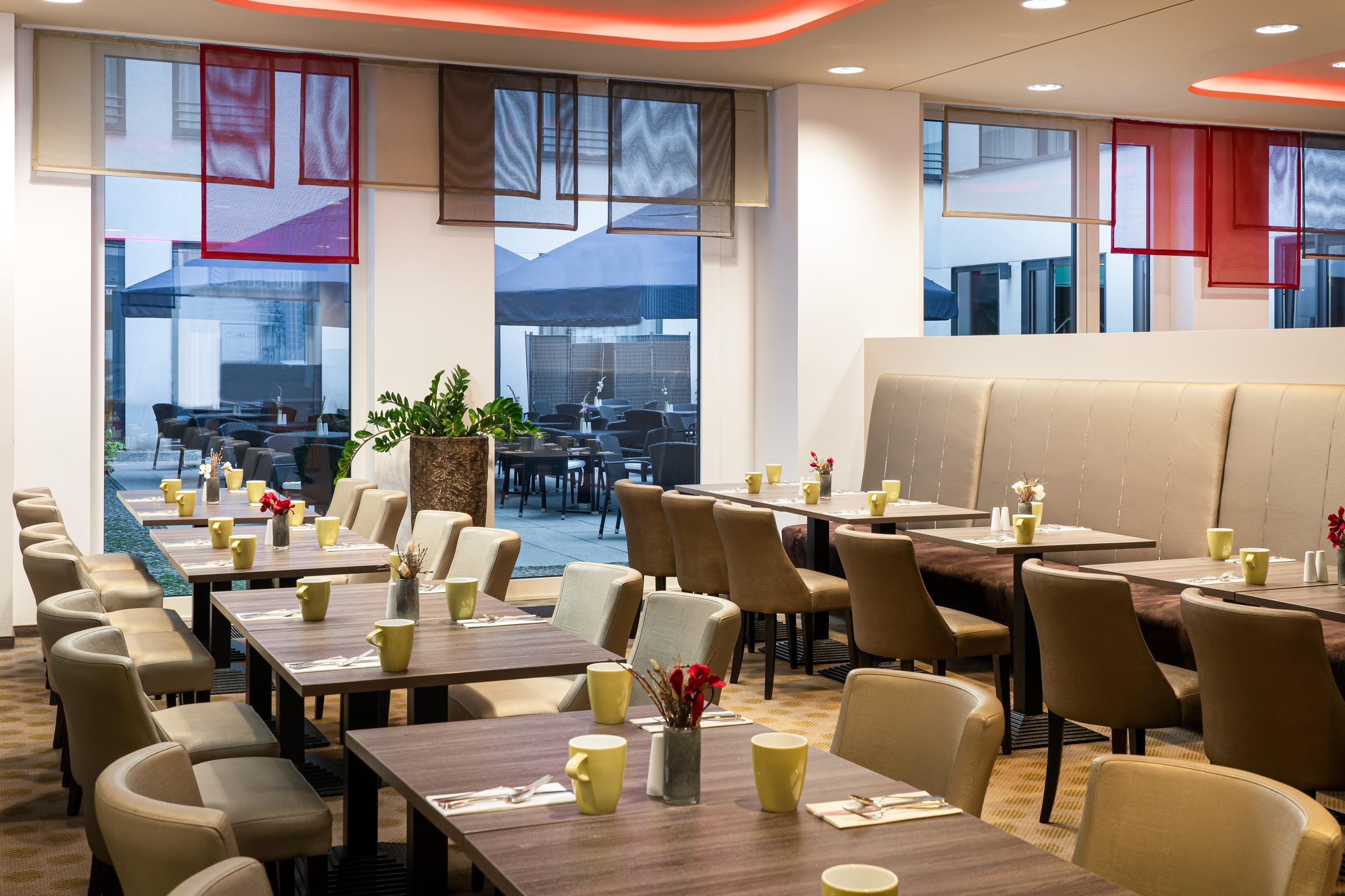 Leonardo Hotel Berlin Mitte Esterno foto Breakfast buffet at the hotel